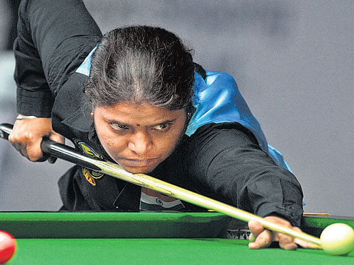 Leading contenders Pankaj Advani, Kamal Chawla and Sourav Kothari maintained their unbeaten runs to storm into the knockout round while the Indian women's contingent too produced sparkling displays at the Seaways IBSF World Snooker Championship here on Sunday.
