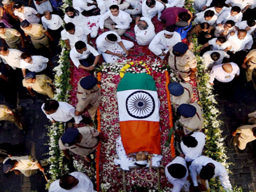 Crowds at the funeral procession of veteran party leader and former Union minister Murli Deora, who passed away on Monday. PTI photo