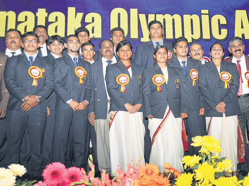 KOA awardees with the Asian Games medallists at the Raj Bhavan on Wednesday. DH photo