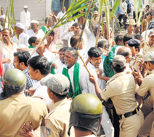 Sugar cane growers tussle with the policewhile trying to stormthe mini Vidhana Soudhawhere the State Cabinetmeetingwas held in Kalaburagi on Friday. DH PHOTO