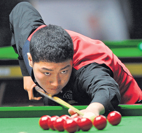 Chinese Yan Bingtao en route his shock win over India's PankajAdvani in the quarterfinal of the World snooker in Bangalore on Friday. DH PHOTO/ KISHOR KUMAR BOLAR