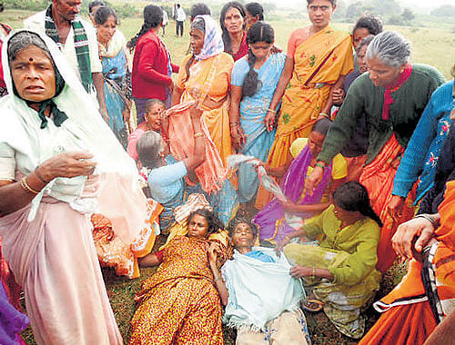 Villagers protest against the proposed garbage-processing unit at Gorur in Ramanagar district on Friday. DH photo
