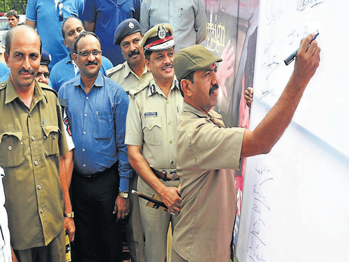 A&#8200;KSRTC&#8200;bus driver pledges against using high-beam headlight during dusk, in the campaign that was launched in Mysuru, on Saturday. Police Commissioner M&#8200;A&#8200;Saleem, DCP&#8200;(Crime and traffic)&#8200;M&#8200;M&#8200;Mahadevaiah, KSRTC&#8200;Divisional Controller (Urban), Ramesh are seen. DH photo