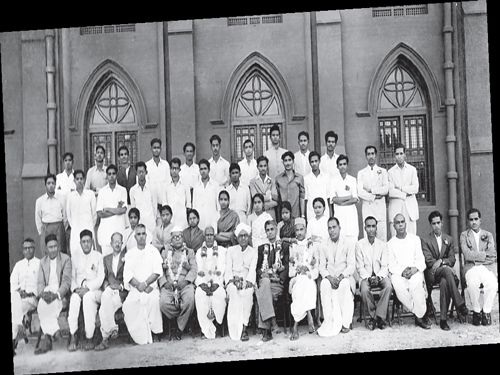 (Sitting) KS Narasimhaswamy, Mo Su Shasthri, Pu Thi Narasimhachar, RL Narasimhaiah, GP Rajarathnam, Siddalingaiah, AR Krishnashasthry, V.Seetharamaiah, Bondale, Nittur Srinivasarao, BD Mallya, Narayanashetty, KV Aiyar, Panchalingegowda, Shree Mallya. BV Nanjundiah is second from right in the middle row (standing). The photograph was taken at Central College.
