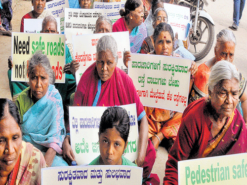 Hebbal residents stage a protest demanding  pedestrian subways in the City Sunday. DH&#8200;photo