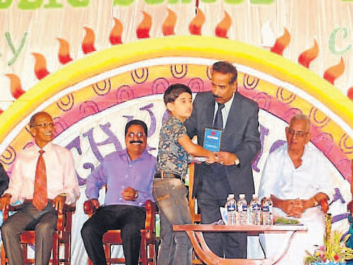 International Medical College lecturer Dr K P Putturaya distributes prizes during the ninth anniversary of Gurukula Group of Education Institutions, at Gurukula Public School of Wakvadi in Koteshwar near Kundapur on Saturday. DH photo