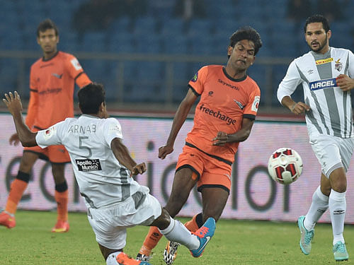 Delhi Dynamos played their hearts out but couldn't go beyond holding Atletico De Kolkata (ATK) to a 0-0 draw in their last home fixture at the Jawaharlal Nehru Stadium on Tuesday. AP photo