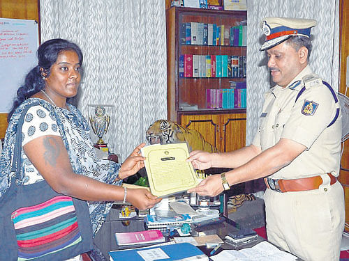 L Chaitra receives the 'Certificate of Appreciation' from Police Commissioner M A Saleem at the latter's office, in Mysuru, on Tuesday. DH PHOTO