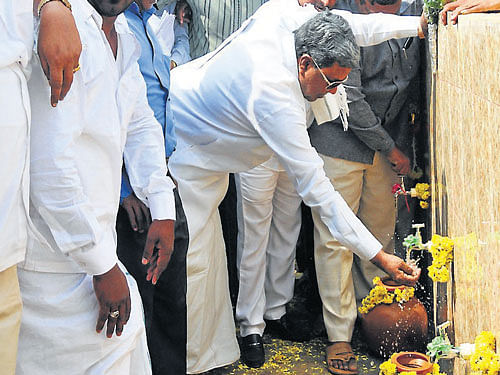 Chief Minister Siddaramaiah launches solar water project at Varuna village, in Mysuru taluk, on Tuesday. DH PHOTO