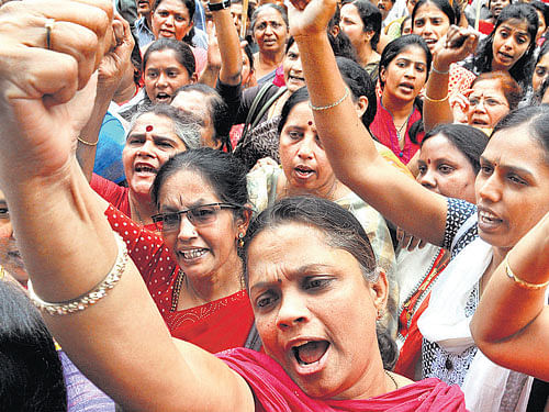 Bank employees stage a protest in front of State Bank of Mysore head office in the&#8200;City on Tuesday. DH photo