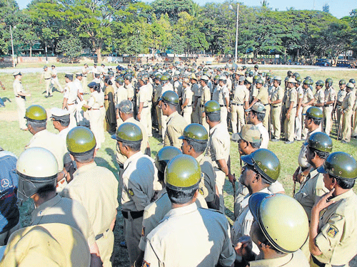 Police officials getting ready to maintain law and order at Inam Datta Peeta, in Chikkamagaluru on Wednesday. DH photo