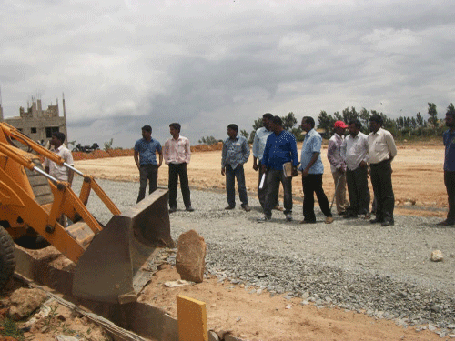 The Bengaluru Urban district authorities on Thursday removed encroachment of government pasture land where Sai Developers have developed a huge layout in Inganavadi and Hagase Thimmanahalli under Anekal taluk. DH photo