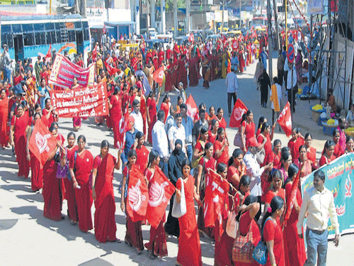 Opposing the amendment to labour laws,  All India Trade Union members took out a protest rally in Chikkamagaluru on Friday. DH photo