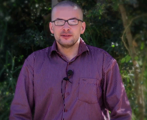 This image made from video posted online by militants on Thursday, Dec. 4, 2014, which has been verified and is consistent with other AP reporting, shows Luke Somers, an American photojournalist born in Britain and held hostage by al-Qaida's affiliate in Yemen. The sister of American hostage Luke Somers said Saturday Dec. 6, 2014 he was killed in failed rescue attempt in Yemen. (AP Photo/