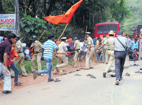 Policemen cane the activists of pro-Hindu organisationswho had converged on Parari Junction on the outskirts ofMangaluru onMonday, defying prohibitory orders. (Below) The protesters take out a rally condemning the attack onVHPvolunteers at Ulaibettu on the outskirts ofMangaluru onMonday. DH PHOTO/GOVINDRAJ JAVAL