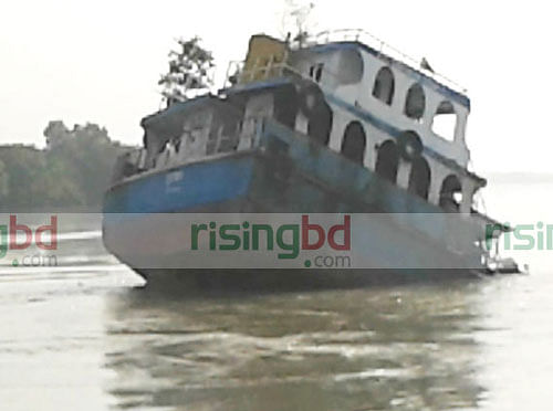 Bangladesh today retrieved an oil-leaking sunken tanker, two days after it capsized in a river at the Sundarbans, as the oil overnight spread in 34,000 hectares at the world's largest mangrove forest. PIc Courtesy: Risingbd