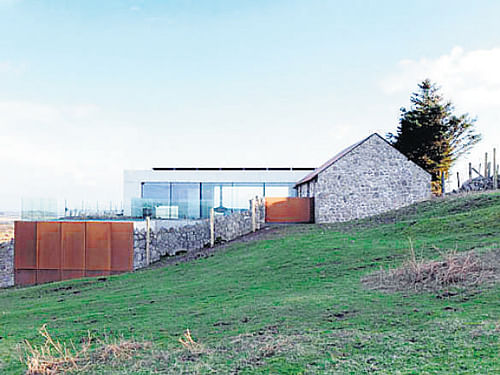 The Royal Institute of British Architects has announced the winner of the 2014 RIBA Manser Medal, UK's most prestigious housing design award. Stormy Castle, by Loyn & Co., a contemporary private house in an area of outstanding natural beauty atop a hillside on the Gower Peninsula in Wales, has been named Britain's best new home.
