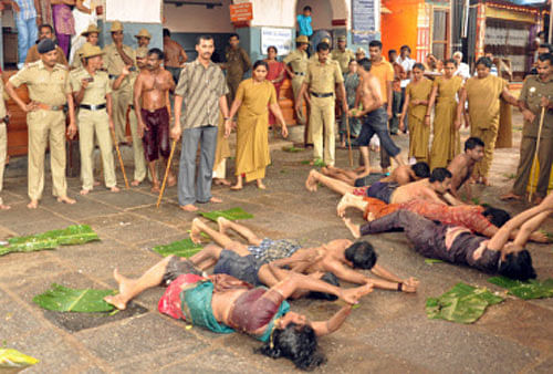 The Supreme Court today passed a stay order on the 'Made Snana' ritual that was earlier allowed by the Karnataka High Court. DH file photo