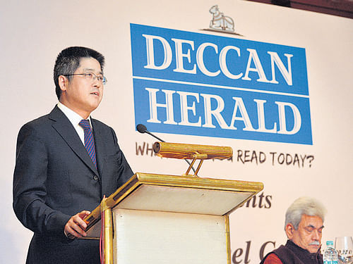 Chinese Ambassador Le Yucheng addresses the Deccan  Herald National Conference 'Shaping the 21st Century:  India, China and the US'. Minister of State for Railways Manoj Sinha is also seen. DH Photo