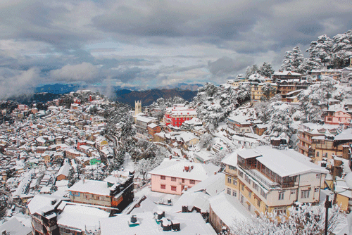 More than 600 tourists struck in the hills overlooking the tourist resort Manali in Himachal Pradesh due to snow have been rescued, an official said Sunday.AP photo