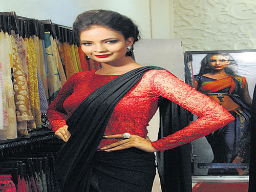 A model in 'insta sari'.