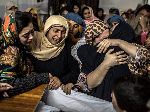 Pakistan woke up to a day of mourning on Wednesday after Taliban militants killed 132 students at a school in the city of Peshawar in a grisly attack which shocked the nation and put pressure on the government to do more to tackle the insurgency. Reuters image