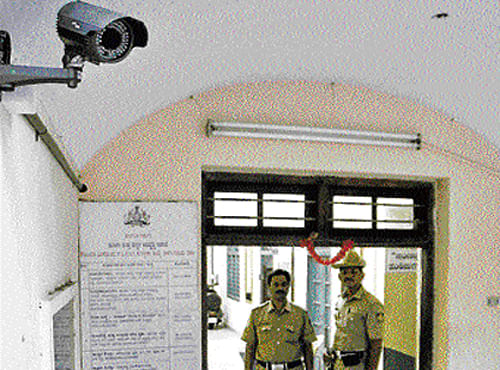 Shops, supermarkets, offices, commercial establishments, residential complexes, etc in Bengaluru will have to compulsorily instal CCTV. DH File Photo