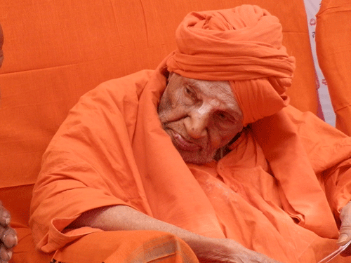 Taking a dig at Congress government for tabling the Karnataka Hindu Religious Institutions and Charitable Endowments (Amendment) Bill 2014, Siddaganga Mutt pontiff.DH File Photo