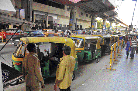 Autos standing in a queue. Photo: DH (File)