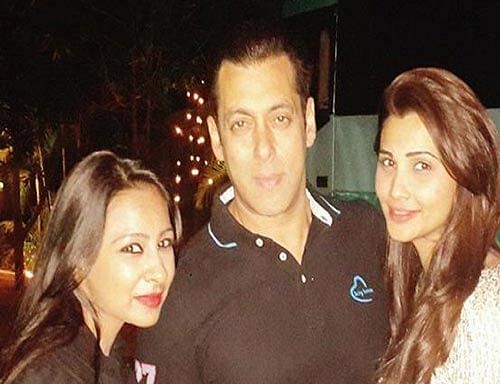 When the whole Tinsel ville was spotted celebrating Salman's birthday at his Panvel farmhouse, foe-turned-friend Shah Rukh chose to skip the party. Screen grab