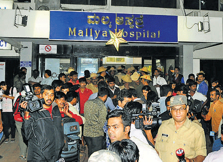 A large crowd gathered in front of the Mallya Hospital.