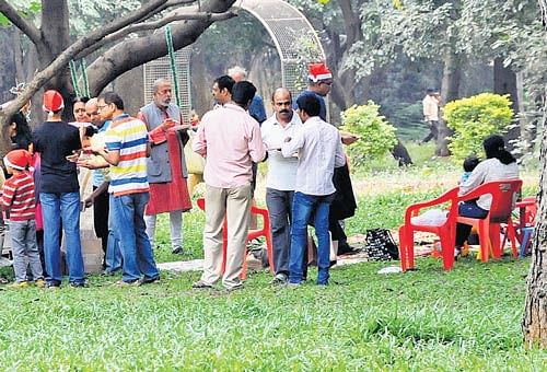 A family turned the Cubbon Park into a party zone on Sunday by 'illegally' organising a birthday celebration with all the arrangements. DH PHOTO