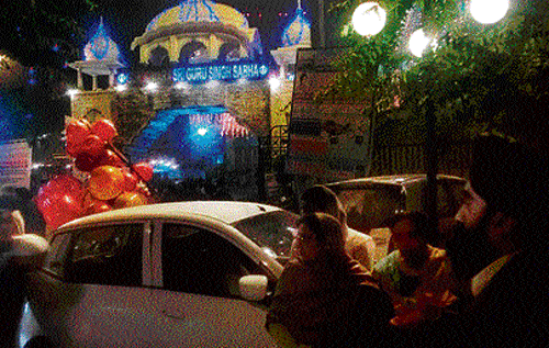 Capital spirit: With tight security preventing revellers from assembling at most other places, people chose to gather at  religious precinct, like Gurudwara Sri Govind Singh Sabha, in Greater Kailash II, in the City on Wednesday night.  DH Photo