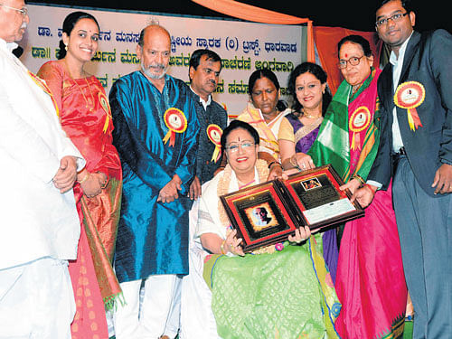 Padmabhushan Begum Parveen Sultana receives the  Dr Mallikarjun Mansur National Award in Dharwad on Wednesday. DH PHOTO