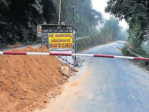 Bengaluru-Mangaluru National Highway closed near Donigal on Shiradi Ghat in Sakleshpur. dh photo
