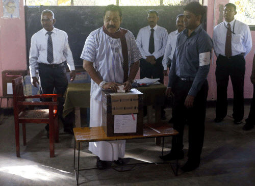 Sri Lanka's President Mahinda Rajapaksa casts his vote for the presidential election, in Medamulana, January 8, 2015. Photo: Reuters