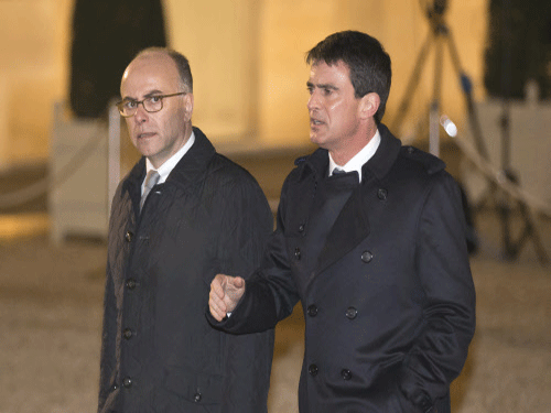 French Interior Minister Bernard Cazeneuve,(L) and French Prime Minister Manuel Valls, arrive for a meeting with religious leaders at the Elysee Palace. France's Prime Minister said Thursday several people had been detained in the hunt for two brothers suspected of gunning down 12 people in an Islamist assault on a satirical weekly that shocked the country. AP photo