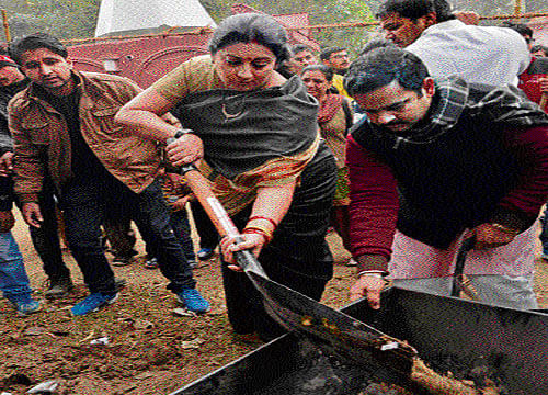 Smriti Irani cleans up a slum locality in north Delhi's Timarpur