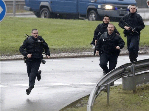 Members of the French gendarmerie intervention forces arrive at the scene of a hostage taking at an industrial zone in Dammartin-en-Goele, northeast of Paris January 9, 2015.  REUTERS