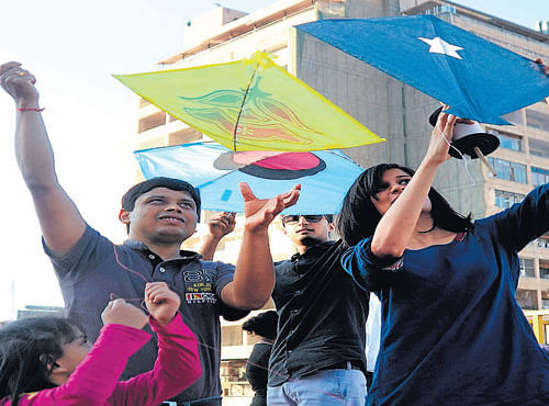 Participants at the 'Church Street Kite Carnival' try their hands at flying kites on Saturday. DH PHOTOParticipants at the 'Church Street Kite Carnival' try their hands at flying kites on Saturday. DH PHOTO