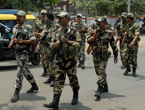 CRPF jawans on election duty. Photo: DH (File)