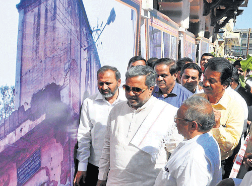 Chief Minister Siddaramaiah seen at the photo exhibition on Lansdowne Building, in Mysuru, on Sunday. Mayor R Lingappa, MCC Commissioner C G Betsurmath, MLA Vasu and others are seen. DH PHOTO