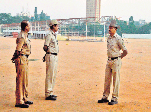 Security measures are in place at theManekshaw parade grounds ahead of the Republic Day. DH PHOTO