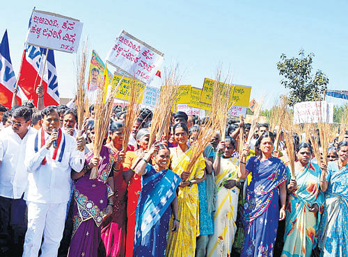 Villagers stage a protest near the Moogenahalli gate off Dobbspet-Kolar National Highway against the BBMP for opening a garbage disposal unit at Chigaranahalli in Doddaballapur taluk. DH PHOTO