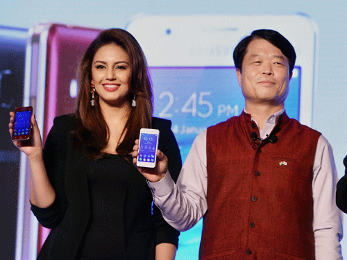 President and CEO, Samsung India, Hyun Chil Hong with Bollywood actor Huma Qureshi at the launch of Tizen powered smartphone Sumsung Z1, in New Delhi on Wednesday. PTI Photo