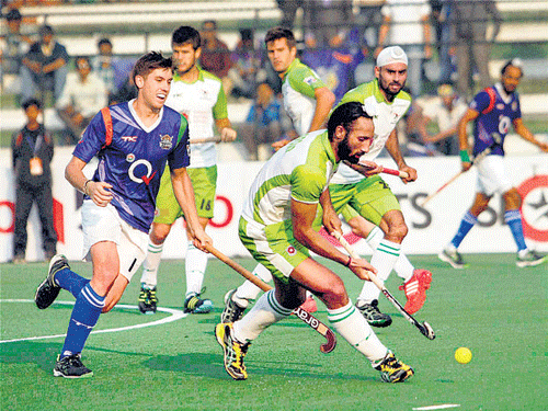 lynchpin Waveriders will be hoping for a strong effort  from their skipper Sardar Singh (centre) in this HIL.