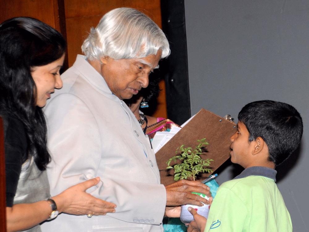 Warm welcome: A student of Parikrama welcomes former president A P J Abdul Kalam to the Parikrama Festival of Science - 2015 in Bengaluru on Monday. Parikrama Humanity Foundation Founder and CEO Shukla Bose is also seen. DH&#8200;PHOTO