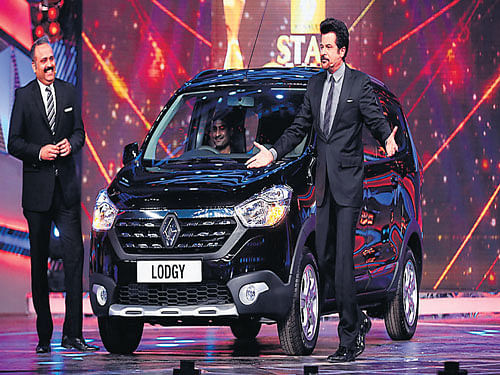 First look of new Renault Lodgy at the Renault Star Guild Awards by actor Anil Kapoor (right) and Sumit Sawhney, Country CEO and Managing Director, Renault India Operations.