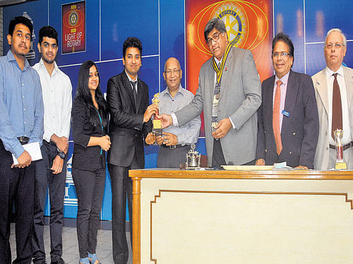 Rotary President Ramkumar Seshu (third from right) presenting the trophy to Nagarajan Chandu and Ridhi, students of MSRIT. (From left) First runner-up Kaushik Jain and Krishna Prasad of BNMIT; YG Rama Kumar, RV Bhat and Dinyar Langrana are also seen.