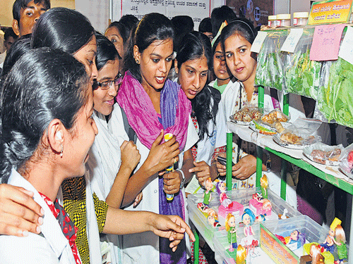 Students look at the medicinal plants on display at the Ayush Arogya Expo 2015 in the City on Wednesday. DH PHOTO